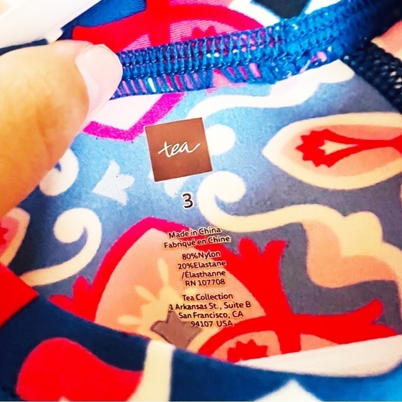 Tea Collection Girl's Short Sleeve Rash Guard Swim Shirt - Picture 3 of 3